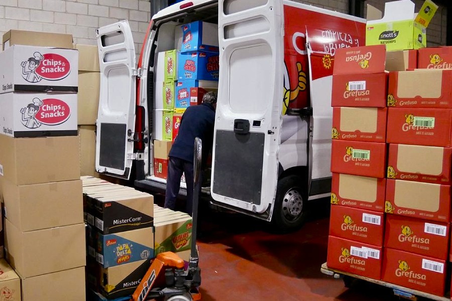 cajas y furgoneta en almacén