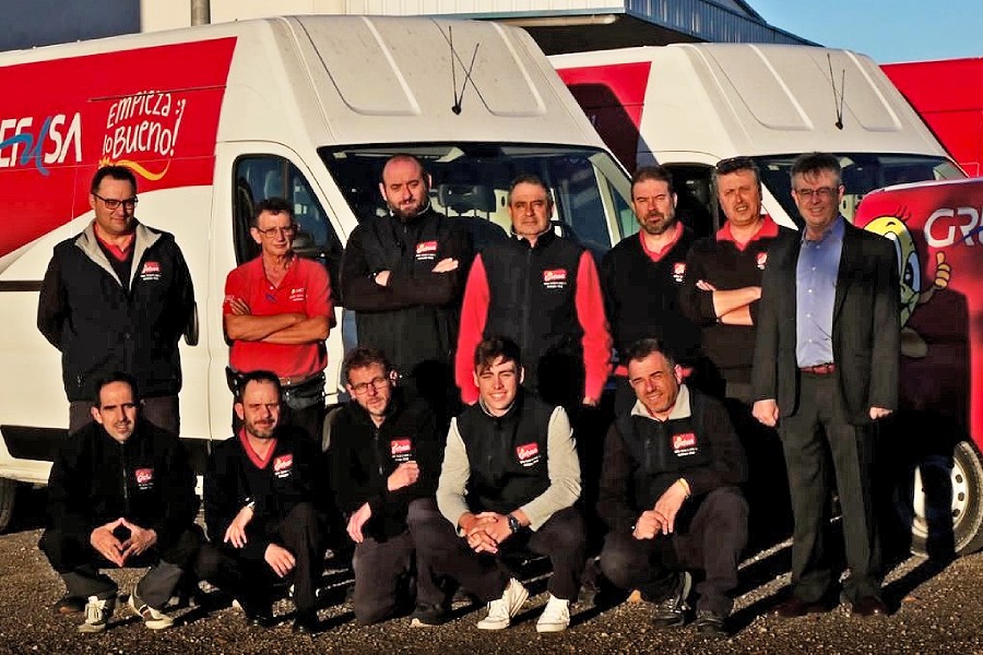 trabajadores posando y furgonetas Grefusa